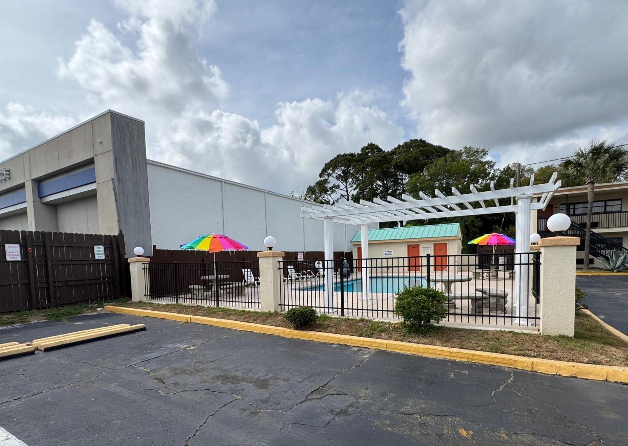 Hole The - Walton - Sunset Plaza - Nearby Beaches & Hurlburt Fort Walton Beach